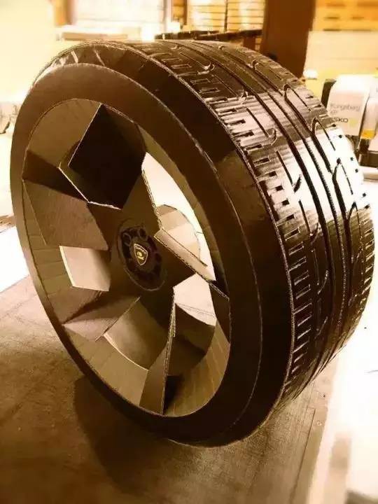 日本一包装公司老板用纸造1:1兰博基尼,又是一牛人!